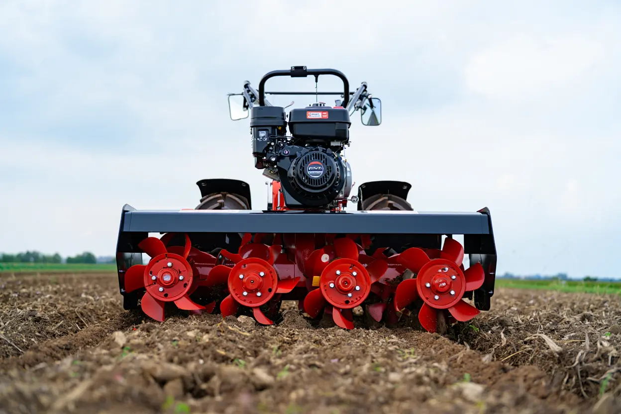 Motobineuse thermique en action