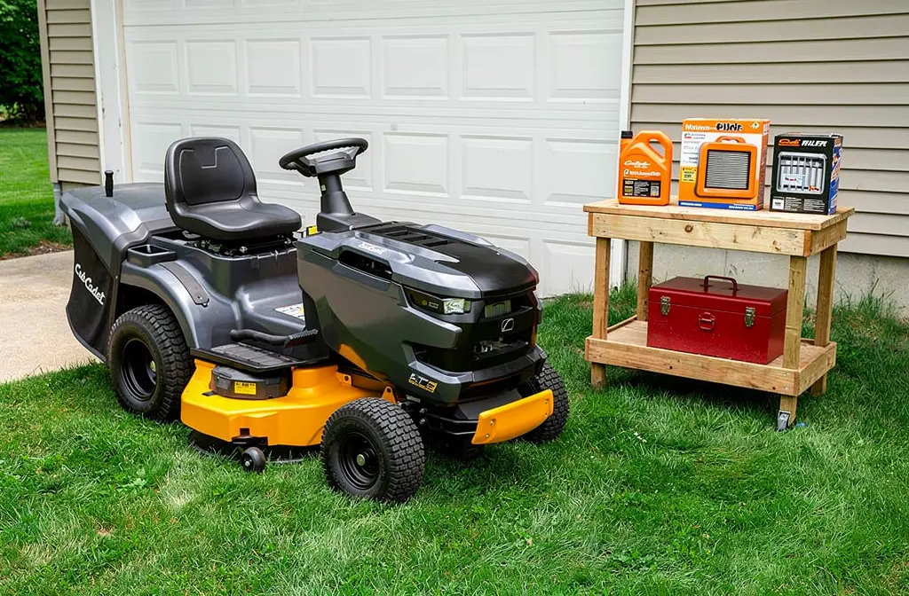 Tracteur tondeuse Cub Cadet en cours d'entretien dans un jardin verdoyant.